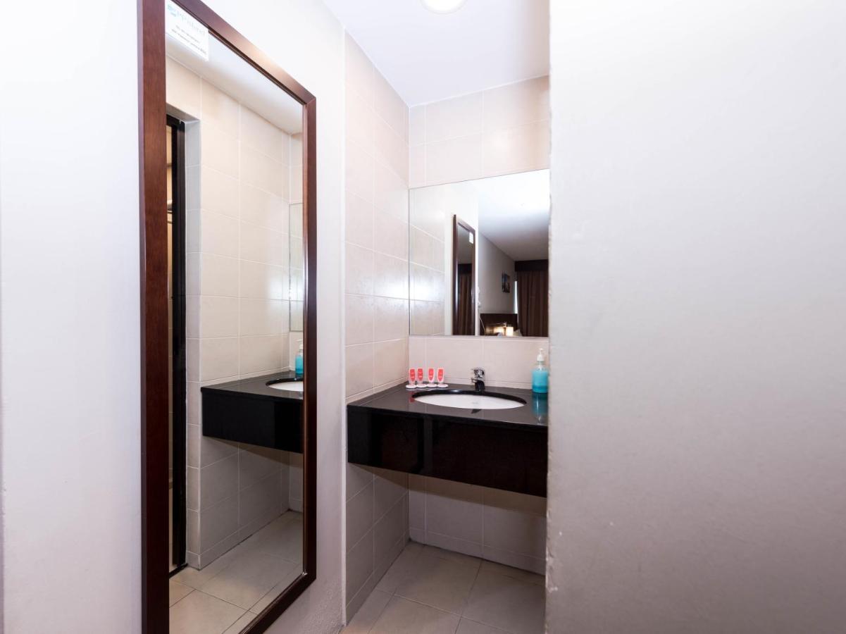 Oyo 89421 Pp Island Hotel George Town Exterior foto